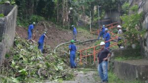 Homens trabalhando na contenção de encostas em Santa Rosa